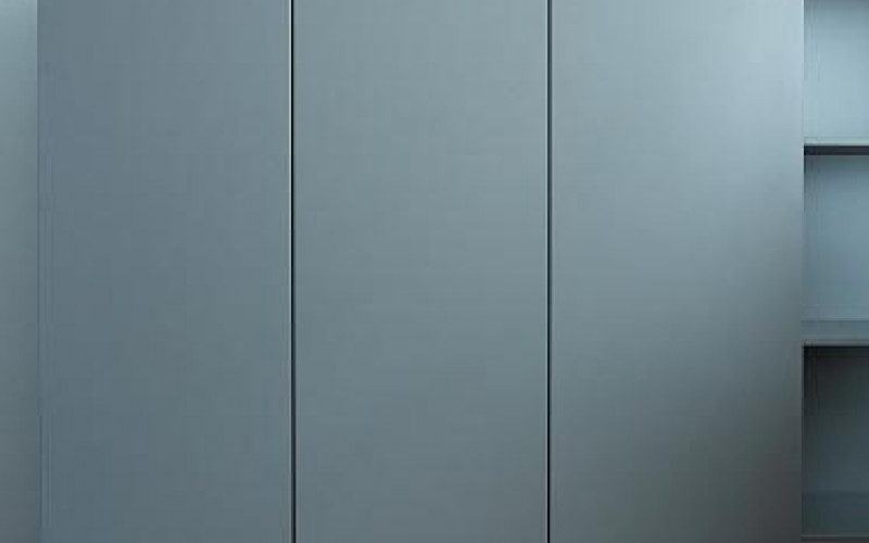 Корпусный шкаф без ручек серого цвета в детскую комнату
